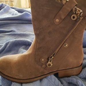 Nice zip up side boots never worn new
